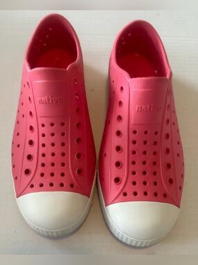 Native Jefferson Kids Water Shoes — Bright Pink Size 3 Junior